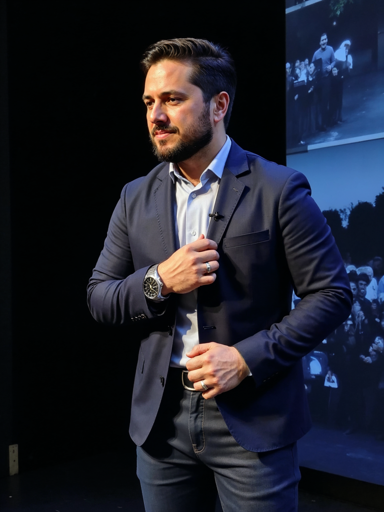 Richard Arruda - Mentor de desenvolvimento pessoal com expressão sábia e sorriso tranquilo